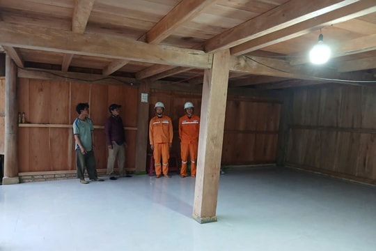 Quảng Ngãi: Cấp điện cho 35 hộ dân khó khăn kịp Tết