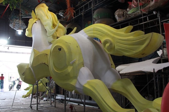 Linh vật ngựa của đường hoa Nguyễn Huệ Tết Bính Ngọ lộ diện