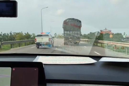 Cảnh sát giao thông kịp thời hỗ trợ sản phụ đi cấp cứu trên cao tốc