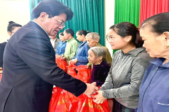 TAND khu vực 7 – Nghệ An trao quà Tết cho hộ nghèo xã Tân An