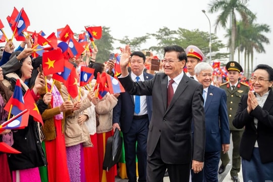 Tổng Bí thư, Chủ tịch nước Lào và Phu nhân đến Hà Nội, bắt đầu thăm cấp Nhà nước tới Việt Nam