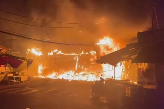 Cháy nhiều căn nhà ở TP.HCM