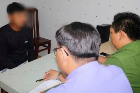 Tạm giữ đối tượng dùng dao tấn công cán bộ công an