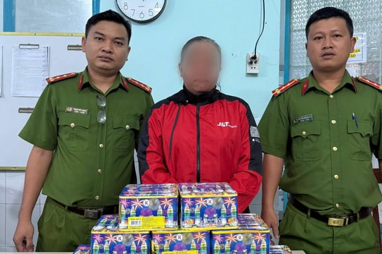 Chạy xe máy chở pháo nổ thì bị Công an phát hiện