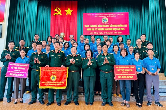 Công đoàn Quốc phòng trao quà tết tại Nông trường 726