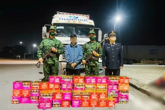 Bắt tài xế vận chuyển 165 kg pháo hoa nổ qua cửa khẩu Móng Cái