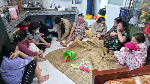 Bắt quả tang 9 “quý bà” đánh bài ăn tiền
