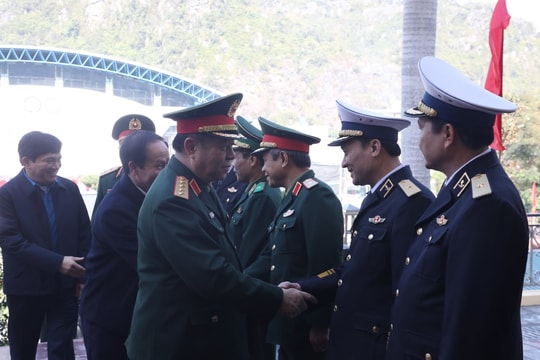 Đại tướng Nguyễn Trọng Nghĩa kiểm tra, tặng quà Tết tại đặc khu Cát Hải