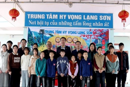 Chủ tịch UBND tỉnh Lạng Sơn thăm, tặng quà tại Trung tâm Hy vọng