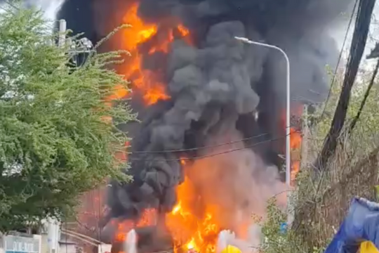 Xe bồn bốc cháy dữ dội giữa trưa