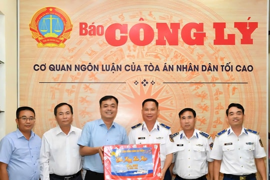 Chính ủy BTL Vùng Cảnh sát biển 4 thăm, chúc Tết Báo Công lý