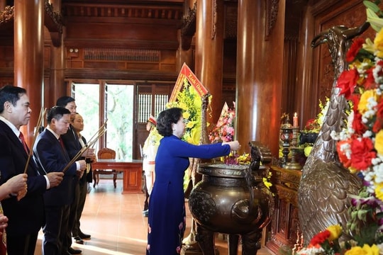 Phó Thủ tướng Phạm Thị Thanh Trà dâng hương tưởng niệm Chủ tịch Hồ Chí Minh tại Nghệ An