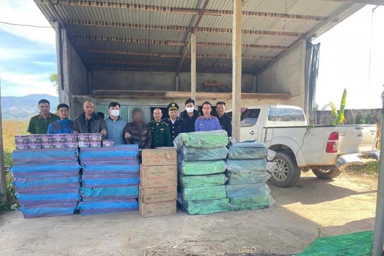 Xe bán tải chở hơn 2 tấn pháo lậu qua biên giới