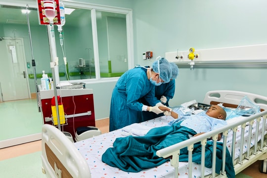 Bé trai H’Mông suy tủy nặng được ghép tế bào gốc thành công