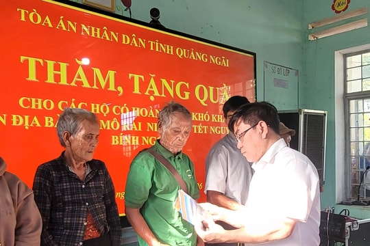 TAND tỉnh Quảng Ngãi trao quà Tết tại hai xã biên giới