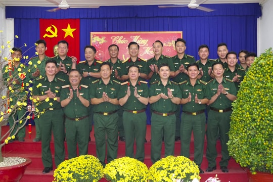 Lãnh đạo Tổng Cục Chính trị thăm, chúc Tết Đồn Biên phòng Mộc Bài