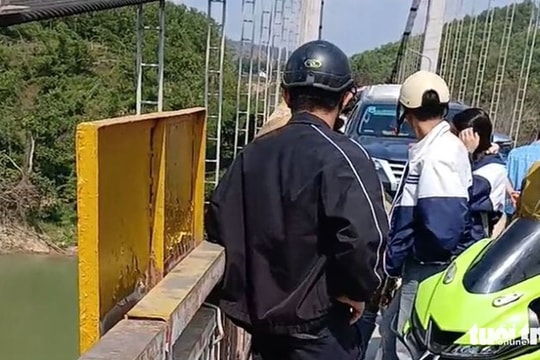 Đôi dép và lá thư giả làm dậy sóng mạng xã hội