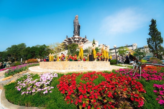 Tây Ninh bắn pháo hoa 14 điểm,  người dân treo cờ dịp Tết