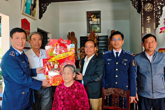 Vùng Cảnh sát biển 2 thăm các Mẹ Việt Nam Anh hùng dịp Tết Bính Ngọ