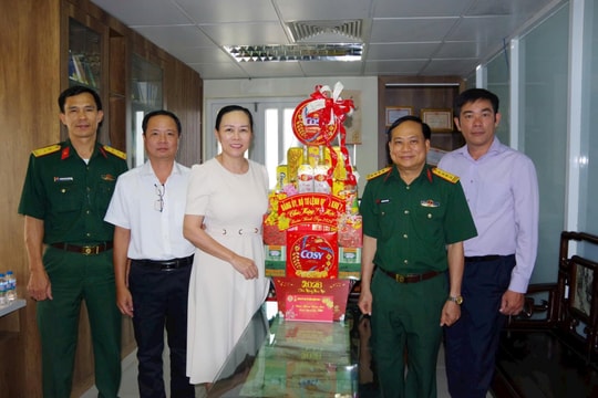 Bộ Tư lệnh Quân khu 7 thăm, chúc Tết Báo Công lý