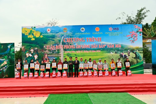 Bộ đội Biên phòng mang Tết sớm đến đồng bào vùng biên Đông Bắc