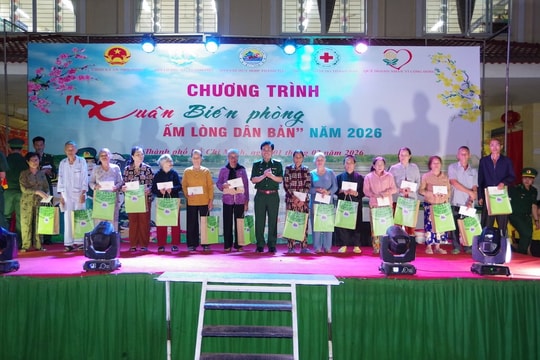 “Xuân biên phòng ấm lòng dân bản” trao hơn 500 phần quà cho người dân