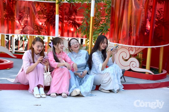Người dân TP.HCM nô nức xuống phố vui Tết sớm