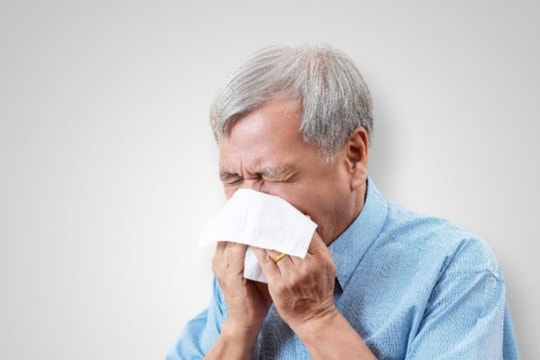 Bệnh viêm phổi mạn tính: Triệu chứng và cách điều trị