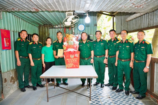 Bộ Tư lệnh TP.HCM thăm, động viên quân nhân mắc bệnh hiểm nghèo