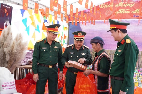 Mang Tết về với bà con nơi biên giới