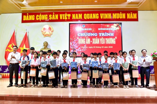 Chương trình “Đông ấm – Xuân yêu thương” đến vùng lũ Gia Lai