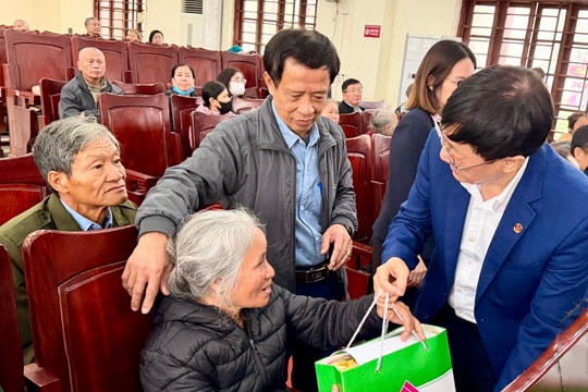 NHCSXH trao quà tết cho hộ nghèo, các gia đình chính sách tại Ninh Bình