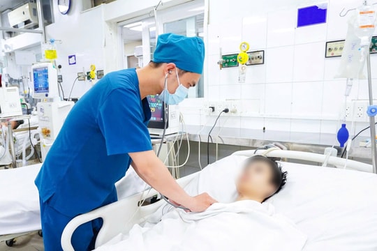Cứu sống nam sinh nguy kịch do sốt xuất huyết hiếm gặp