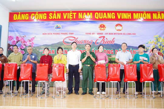 BĐBP TP.HCM trao hơn 200 phần quà Tết cho người dân biên giới biển