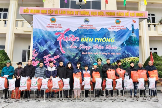 Chương trình “Xuân Biên phòng ấm lòng dân bản” đến xã Bạch Đích