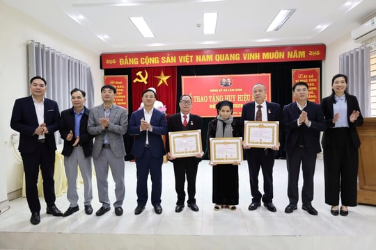 Đảng ủy xã Lâm Bình trao tặng Huy hiệu Đảng đợt 3/2