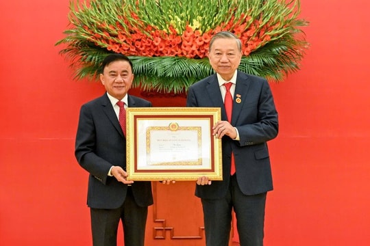 Tổng Bí thư Tô Lâm nhận Huy hiệu 45 năm tuổi Đảng