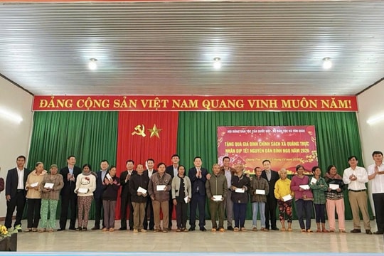 Hội đồng Dân tộc của Quốc hội trao tặng quà Tết tại xã Quảng Trực