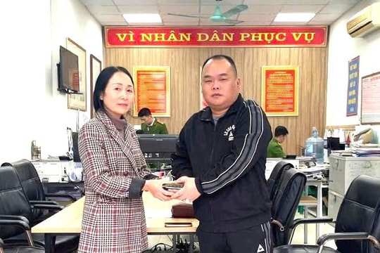 Nhặt được hơn 22 triệu đồng và 2 cây vàng, người đàn ông mang đến công an trao trả