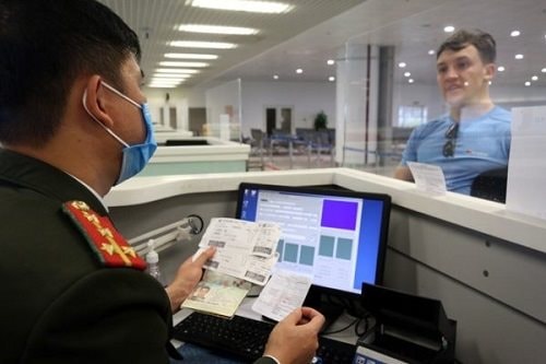 Chủ hộ kinh doanh phải hoàn thành nghĩa vụ thuế mới được xuất cảnh