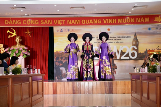 Áo dài Việt Nam lần đầu bước lên sàn diễn thời trang quốc tế tại London