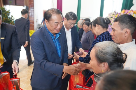 Nguyên Phó Chánh án TANDTC Bùi Ngọc Hòa trao quà Tết tại xã Quỳnh Lưu