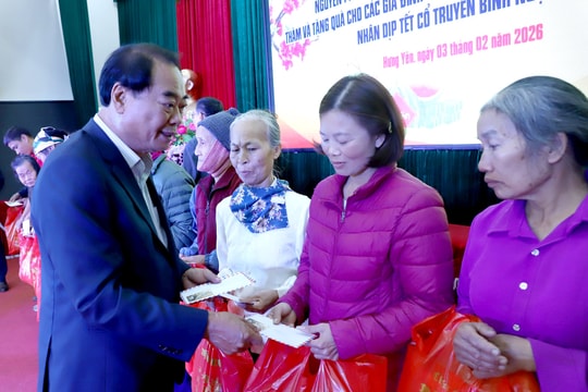 Nguyên Phó Chánh án Thường trực TANDTC Bùi Ngọc Hòa tặng quà Tết các hộ nghèo