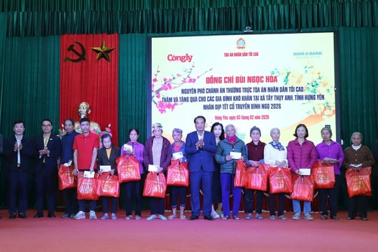 Nguyên Phó Chánh án Thường trực TANDTC Bùi Ngọc Hòa thăm, tặng quà Tết người dân