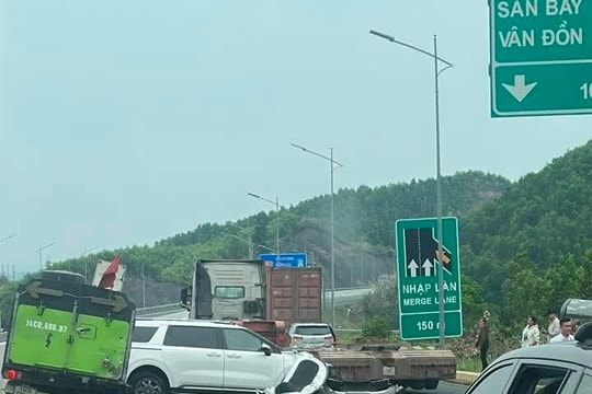 Ô tô con đâm vào xe hút bụi trên cao tốc Hải Phòng – Móng Cái