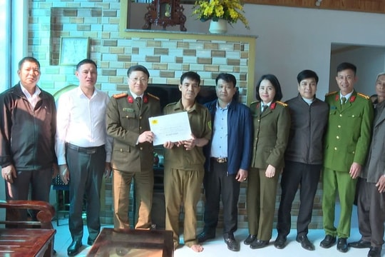 Khen thưởng Bảo vệ an ninh cơ sở khống chế đối tượng cầm dao chém người