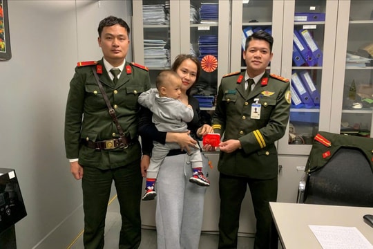 Hành khách xúc động nhận lại tài sản tại sân bay Phú Bài
