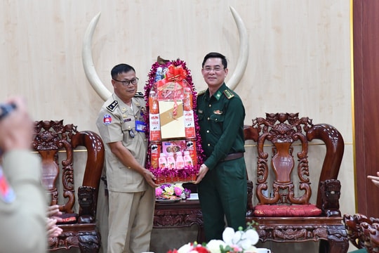 Ty Công an tỉnh Mondulkiri (Campuchia) thăm, chúc Tết Bộ đội Biên phòng tỉnh Đắk Lắk