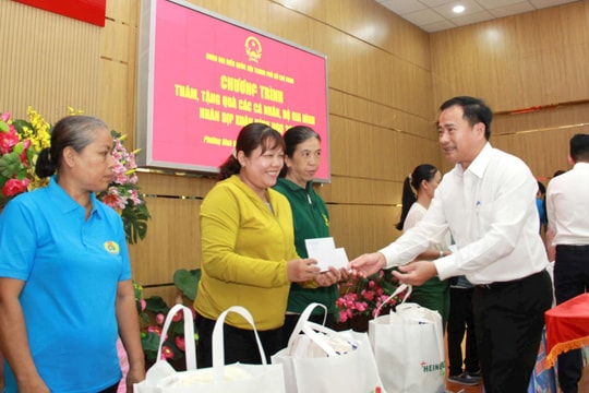 Chánh án TAND TP.HCM trao quà Tết cho người dân có hoàn cảnh khó khăn