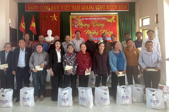 TAND tỉnh Quảng Trị thăm, tặng quà Tết cho các gia đình chính sách